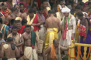 Puri King performs chhera pahanra on chariots