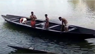 Servitors are cleaning the boats