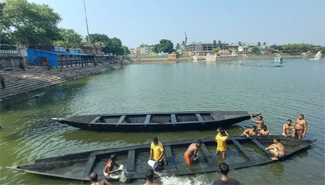 Servitors are preparing the boats