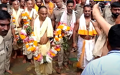 Angyamalas from three Deities move to chariots