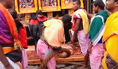 Bhoi servitors attaching rope to the chariot