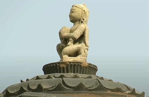 Statue of Aruna on the top of Aruna Pillar