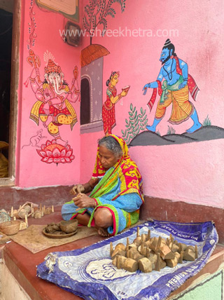 Lady artist at Raghurajpur village