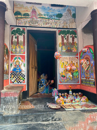Lady artist at Raghurajpur village