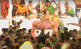 Servitors establishing Lord Jagannath